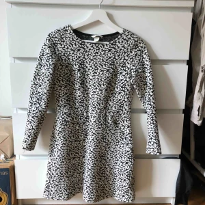  - Svart/vit klänning från H&M i storlek 36. 150kr ICKE inkl frakt
