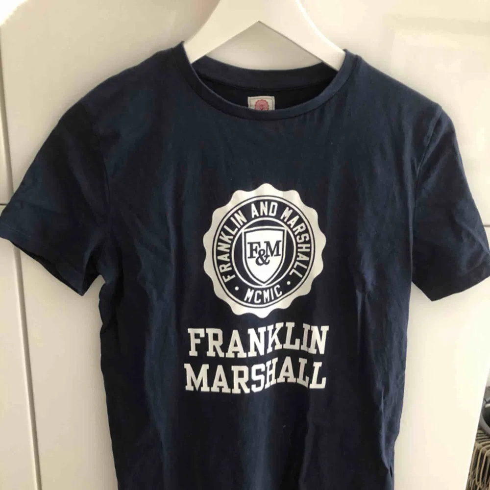 T-shirt från Franklin and Marshall Sparsamt använd. T-shirts.