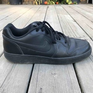  - Svarta Nike skor köpta på stadium för 600 kr. Använda en vinter så i bra begagnat skick. Möts upp runt Åkersberga, Täby eller Stockholm C. Köpare står för frakt. 