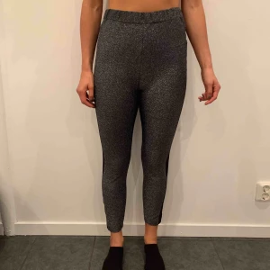 Byxor, NAKD - Glittriga byxor från NAKD, använda fåtal gånger. Storlek M