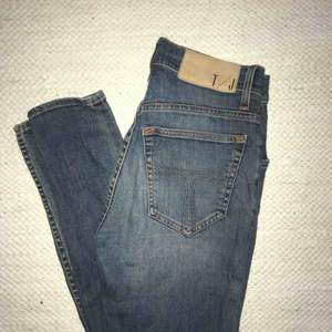 Blåa jeans från Tiger of Sweden i modell ”KELLY”, stl.  W27 L34, bra skick men liten slitning i fram vid en av hällorna (se bild)