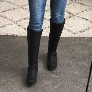  - Johnny Bulls stövlar i svart med detaljer i silver. Äkta läder och är i gott skick. Nypris 2000 kr.  Köparen står för frakt, möter annars upp.