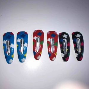  - skit gulliga hårspännen köpta denna sommar, oanvända! säljer då pga den aldrig kommer till användning. 1 par för 15 kr eller alla för 35 kr - frakt tillkommer på 9 kr💞 BLÅA OCH SVARTA SÅLDA