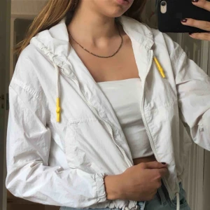  - Bomberjacka/regnjacka i sånt där härligt prassligt material! Säljer pågrund utav att den är liten för mig.