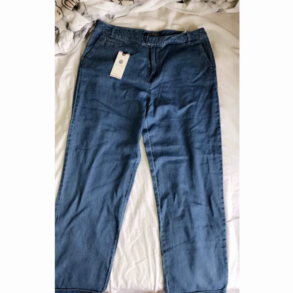 Helt oanvända Tommy Hilfiger jeans, prislapp kvar. Tighta byxor som är ganska tunna, passar bäst till sommar & vår.. Jeans & Byxor.