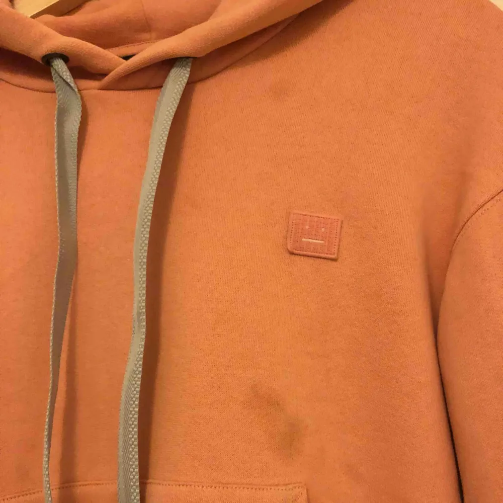 Säljer min Acne ferris face hoodie, inköpt för 3200kr i Acnes butik. Den har en fläck (carmex) på framsidan. Pris kan diskuteras vid snabb affär. Frakt är inkluderat i priset. . Hoodies.