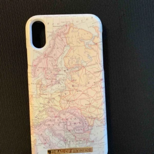  - IdealOfSweden skal  Till iPhone XR  Superfint och knappt använt men har små skav i några av hörnen, därav det låga priset. Syns dock knappt (bifogade bilder)   Nypris 399:- 