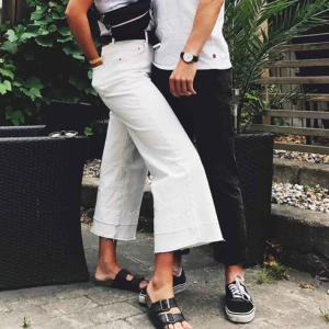  - Vita vida jeans med rå kant. Frakt tillkommer 🍒