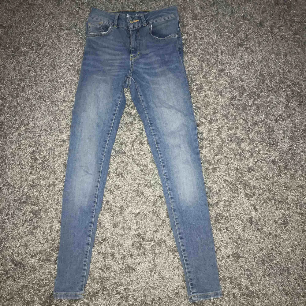 Ett par super snygga tajta cropped jeans ifrån bikbok! Jag säljer dessa pga endast använda en gång och kommer inte till användning! Köparen står för frakten och tar emot swish!💗. Jeans & Byxor.