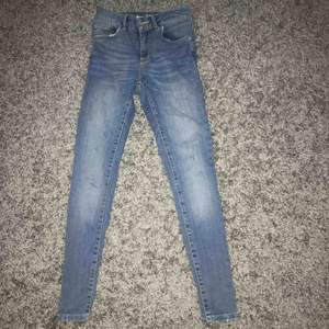 Ett par super snygga tajta cropped jeans ifrån bikbok! Jag säljer dessa pga endast använda en gång och kommer inte till användning! Köparen står för frakten och tar emot swish!💗