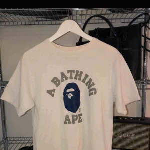  - bape glitter tee i väldigt bra skick  frakt 36 kr