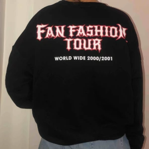  - Tjocktröja med tryck på ryggen och högra ärmen, från Zara. 