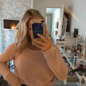  - (Förlåt för stökigt rum) skitfin stickad tröja i en ljusrosa färg. Färgen syns inte jättebra på bilderna så skriv privat för fler bilder