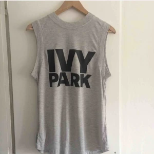  - ivy park-linne, köpt i new york! lite slitet i trycket, annars i bra skick! fraktar (köpare står för kostnad) eller möts upp i stockholm