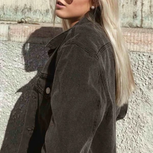  - Super snygg svart/grå jeansjacka från bikbok. Storlek S/36. Köparen står för frakten!