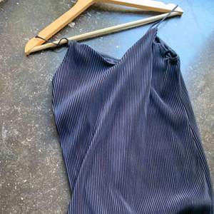 Superfin marinblå plisserad slip-klänning ifrån Lindex. I storlek XS. Den är dubbellined så denna är icke genomskinlig. Priset är inklusive frakt. 