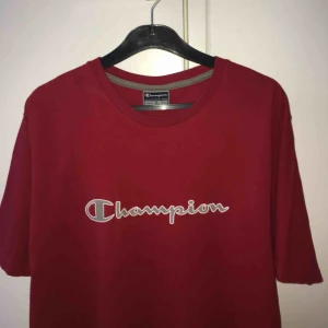  - Röd t-shirt från Champion! Storlek large, men går även att vika upp så att den ser mindre ut! (Som på sista bilden). Köpare står för frakt. 