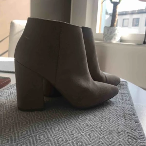  - Skit snygga beiga klackar.  Är i bra skick , 7 cm höga. Kommer tyvärr aldrig till användning.