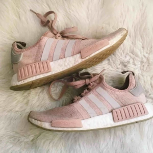 Aridas skor - Adidas skor. Varsamt använda.Frakten räknas ligga på 63kr eller 149 om du vill kunna spåra paketet. Du kan även hämta skorna utanför mig om du inte vill betala frakt.