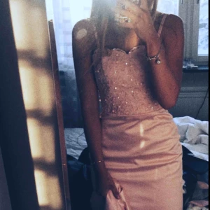  - Ljusrosa balklänning i modellen jungfru, överdelen är smyckad med paljetter, pärlor och spets. Tveka inte på att höra av dig vid funderingar (spårbar frakt är inga problem att ordna) 🌤