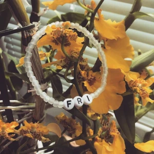 Bokstavsarmband - Designar personliga textarmband- Här ovan syns ett exemplar på ett "Style Frost armband". Besök min plick för att se mer stilar på designs. Text väljer givetvis alltid du själv som kund♡