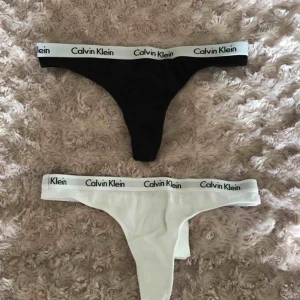  - Calvin Klein stringtrosor. Aldrig använda men tvättade, säljer pga köpte fel storlek. Köptes för 169kr/st, säljer båda för 180