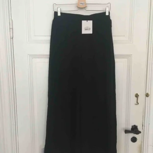  - Glittriga vida byxor, aldrig använda!