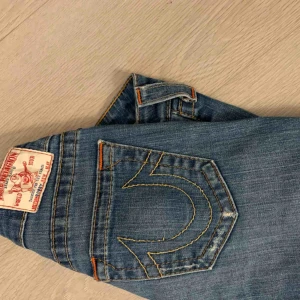  - Supersnygga true religion byxor I storlek 27 som tyvärr är för stora för mig. Byxorna har snygga slitningar längst ner, skulle kalla dem bootcut.  Köparen står för frakt! 