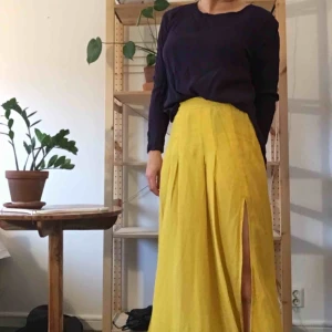  - Kjol köpt i våras, använd en gång. Jag är 164 och den slutar 10 cm över ankeln. 