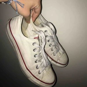  - Vita, låga converse. Köpta second hand så naturligt slitna men nästan aldrig använda av mig. Lite stora för mig som vanligtvis har 38 så passar nog bättre 39. 170kr, frakt inräknad. Kan mötas upp i tranåsområdet. 