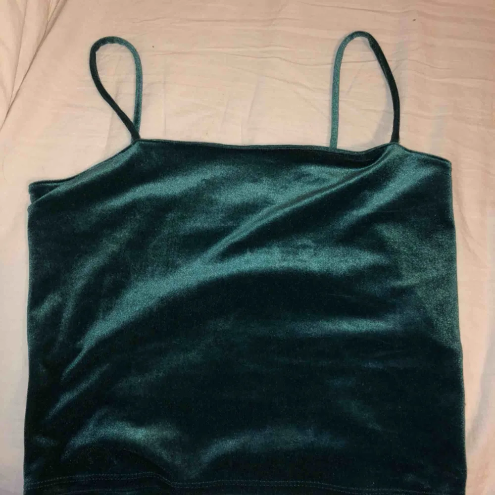 Ett grönt sammet linne i den klassiska ”Gina linnet” modellen, med extra tyg på insidan vid brösten. Använt ca 3 ggr!!! JÄTTE BRA SKICK. Från ginatricot stl M kostar 50kr💋💋💋. Toppar.