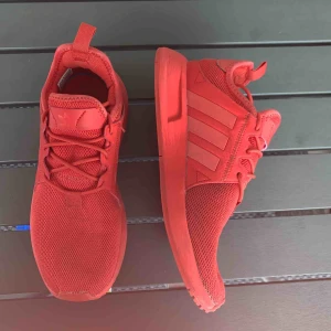  - Röda adidas skor som är fåtal gånger använda. Sköna skor som är enkla att få på