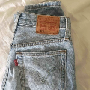  - Ett par supersnygga 501or från Levis i skinny modell! Har endast använts ett par fåtal gånger och är precis som nya skulle jag vilja påstå! Hör av dig om du har ev frågor