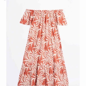  - Två st off shoulder klänningar från Gina tricot, aldrig använda. Frakt tillkommer 