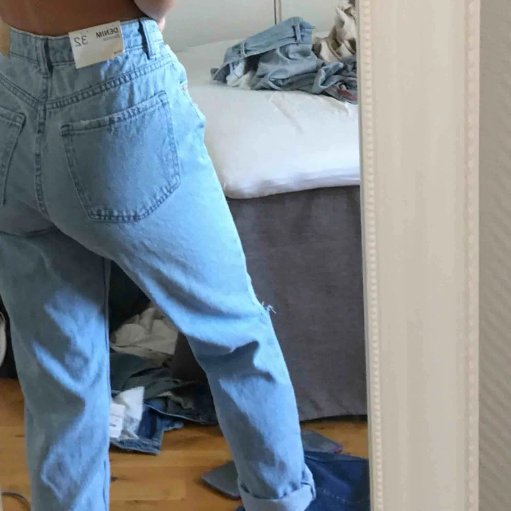 Mom jeans från bherska, superfina men dock förstora för mig. Prislapp finns kvar. Postar gärna :). Jeans & Byxor.