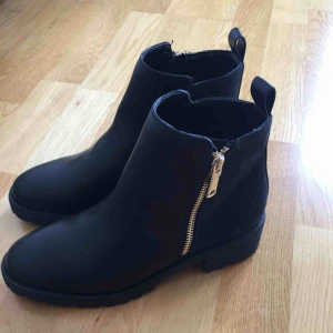  - Helt nya svarta boots från HM. 