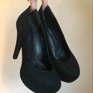  - Supersnygga klackar från Tiamo! Köpt för 599kr mitt pris 300kr, använt 1 gång på en bal men passar bra till många andra tillfällen! Kan såklart fraktas om du betalar frakten, fråga ifall du har frågor så svarar jag direkt!😊💕