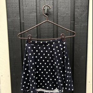  - Jättefin kjol i trikå. Sparsamt använd och i gott skick. Passar S-M :) Postar mot frakt - kan samfrakta upp till 1 kg kläder spårbart för 63 kr 🌸