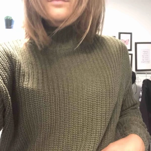  - Fin stickad polo tröja i militär grön. 150kr inklusive frakt