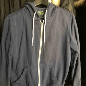  - Tjocktröja med dragkedja i storlek S. Basic plagg som fungerar till allt. Kan mötas upp eller frakta och köparen står för frakten.