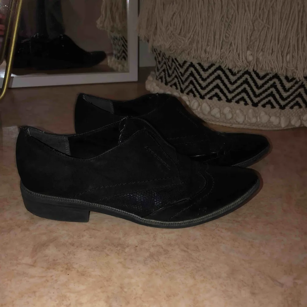 Snygga loafers från Tamaris. Använda men fortfarande fina!! De defekter som finns ser ni på bild 😋. Skor.