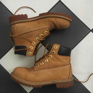  - Kängor från timberland i storlek 37. Rätt använda men fungerar fortfarande utan problem! Frakt tillkommer🌷