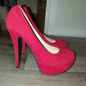 - Röda plattform klackar. Fint skick. 