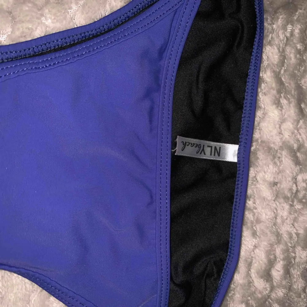 Väldigt fräscha bikini underdelar. Vita från Calvin Klein i M men skulle säga att den funkar på S också. Lila från Nelly i storlek S. Säljes separat 50st eller båda för 100kr. Toppar.