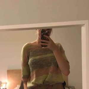  - En stickad "kortärmad" tröja. Går att matcha till nästan vad som helst 💗 knappt använd!    Köparen står frakten 💗💗