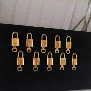  - Säljer min LV lås nu Det är mycket fint skick på allesammans. Vid köp av alla kan priset diskuteras  Har ni funderingar så är det bara att fråga🔥  600kr för ett snyggt LV lås som du kan hänga på halsbandet eller ha som prydnad.