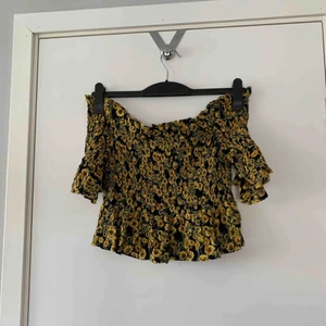  - Offshoulder tröja från Gina med söta blommor på