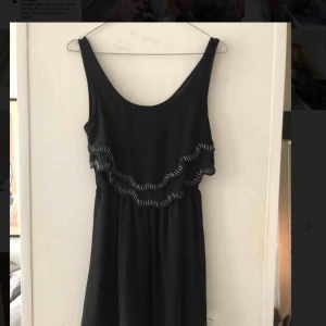  - Svart kort klänning med fina detaljer