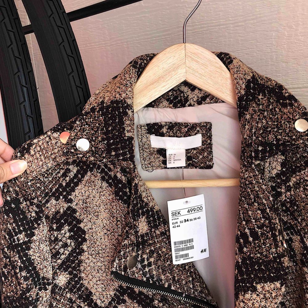 En sjukt snygg oanvänd jacka från H&M som säljes då den inte kommit till användning. Nypris 499:-  Köparen står för ev. fraktkostnad. 💜. Jackor.