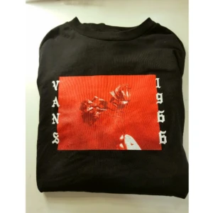  - Långärmad t-shirt från VANS med najs tryck och text på vänster arm. Använd ett par gånger men som ny. Inga noppror, hål, fläckar eller slitningar. Köpt i julas. Kontakta gärna för fler bilder. Möts upp i Stockholm eller fraktar. Köparen står för frakt❤